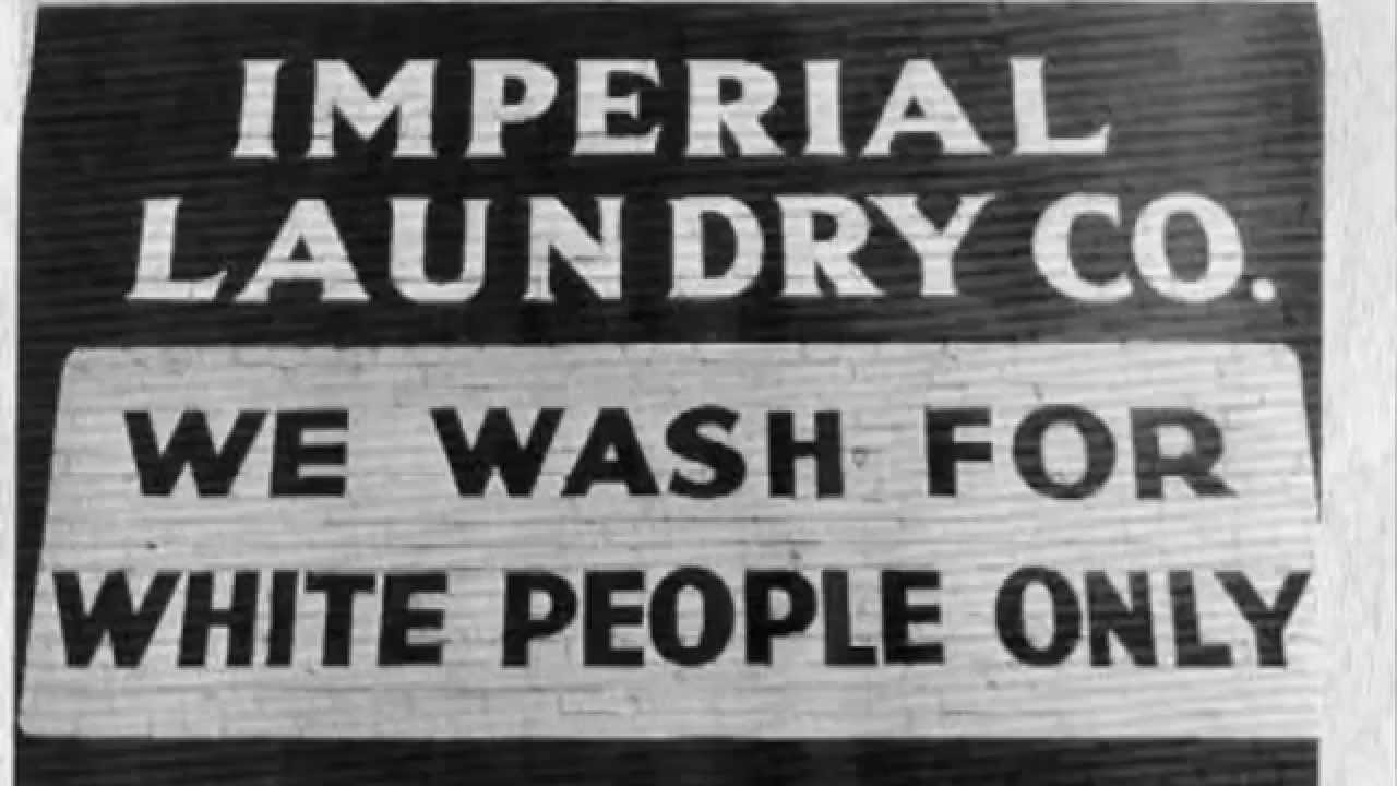 "Lavamos apenas para pessoas brancas". Placa usada nos Estados Unidos durante a existência das Leis de Jim Crown